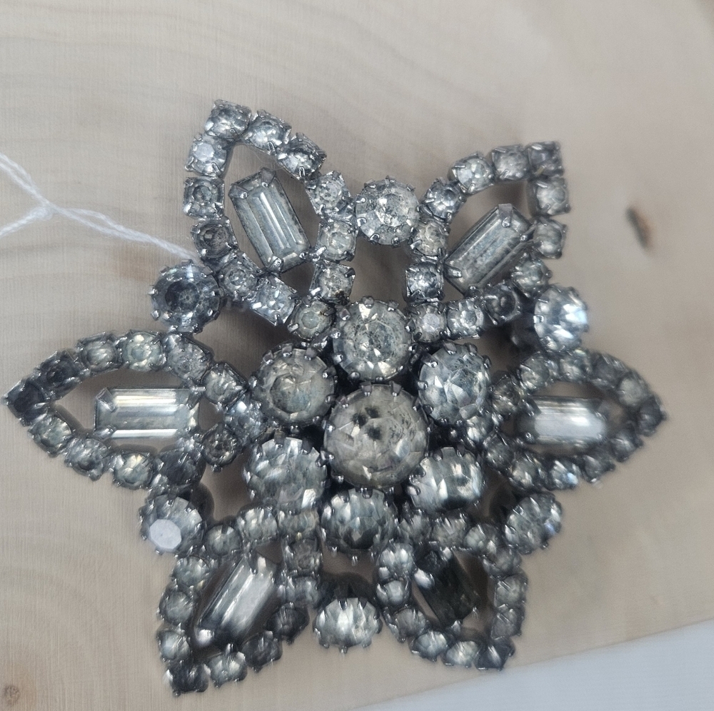 Albert Weiss Vintage Rhinestone Flower Brooch 1950s GUC 2.25" - Picture 3 of 8